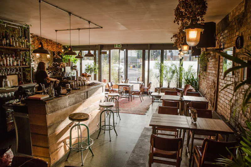 Quirky Hackney bar, R851 (photo 3)