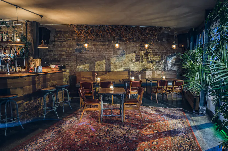 Quirky Hackney bar, R851 (photo 4)