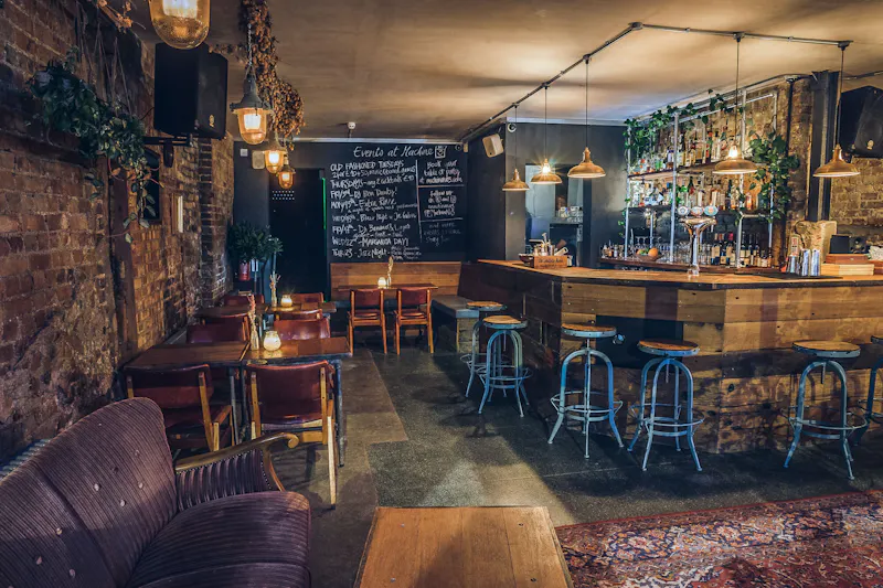 Quirky Hackney bar, R851 (photo 5)
