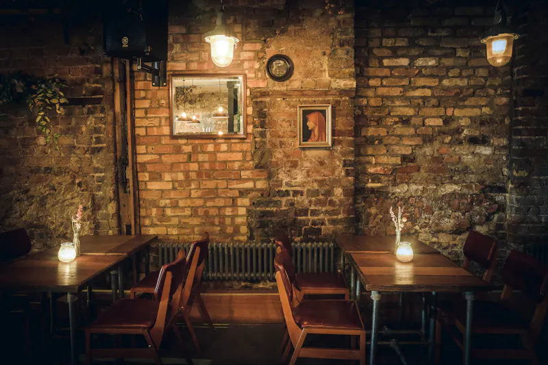 Quirky Hackney bar, R851 (photo 6)