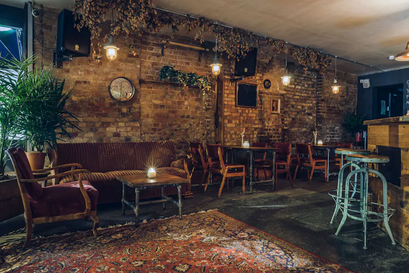 Quirky Hackney bar, R851 (photo 7)
