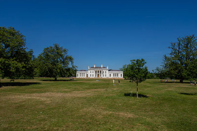 Garden at Neo-Classical Chelmsford villa, A1541 (photo 20)