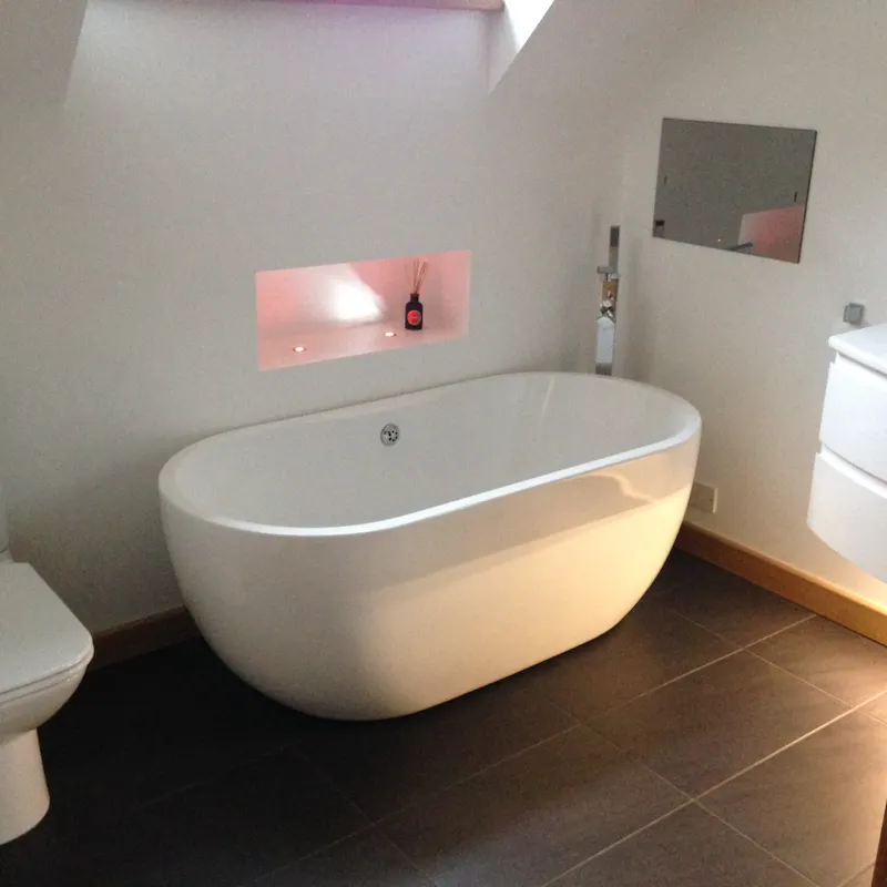 Bath at Mock Tudor house in Chalfont , D2482 (photo 10)