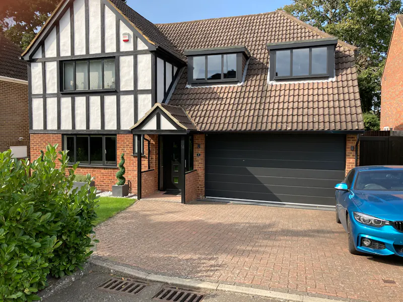 Driveway at Mock Tudor house in Chalfont , D2482 (photo 1)