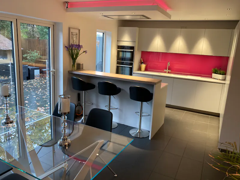 Kitchen at Mock Tudor house in Chalfont , D2482 (photo 4)