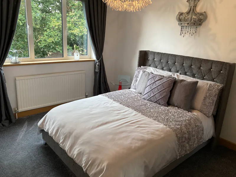 Bedroom at Mock Tudor house in Chalfont , D2482 (photo 9)