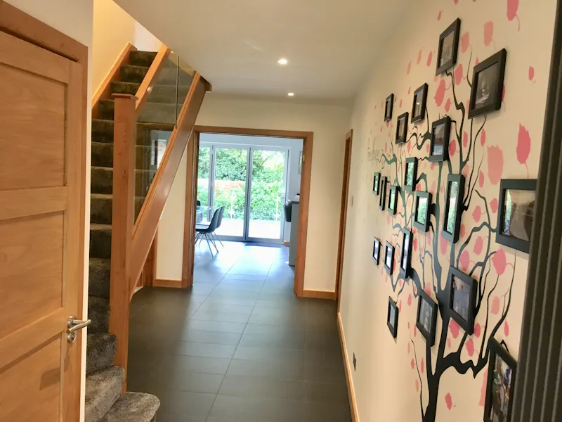 Wallpaper at Mock Tudor house in Chalfont , D2482 (photo 6)