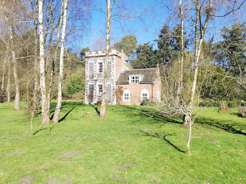 Gothic Hilborough hunting lodge, G316 (photo 13)