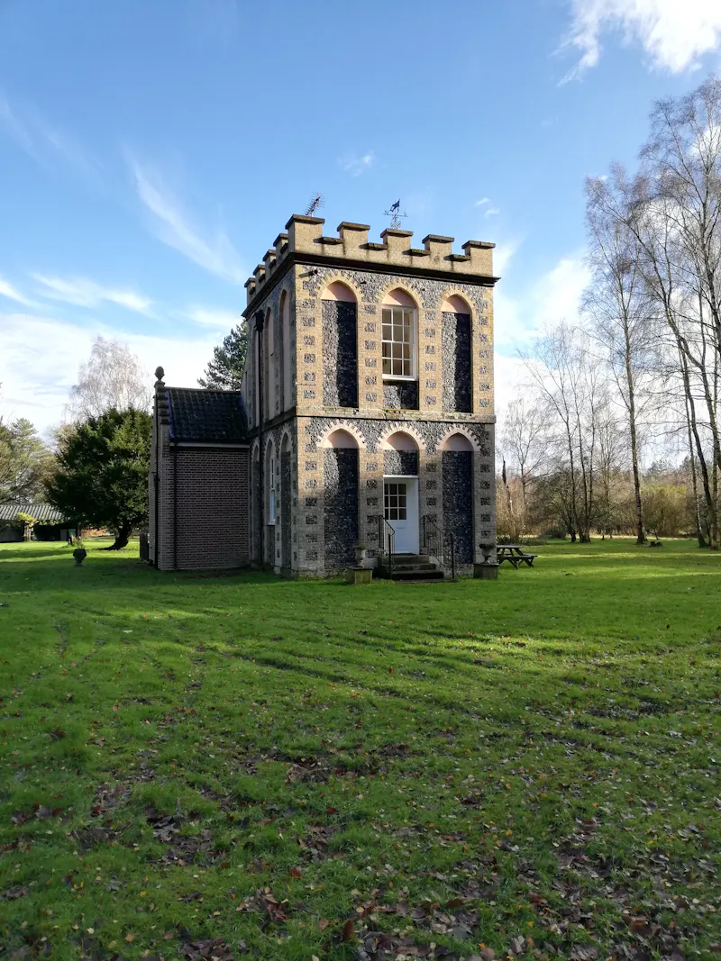 Gothic Hilborough hunting lodge, G316 (photo 16)