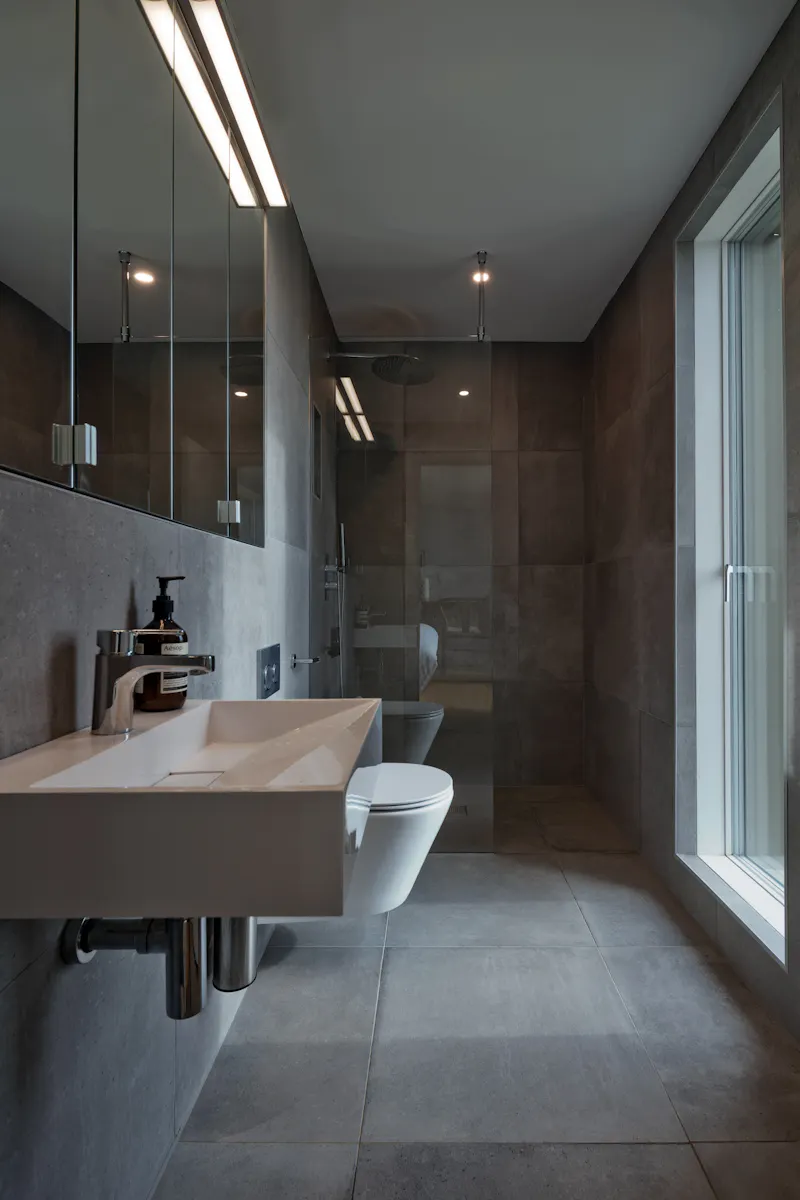 Bathroom at Award winning Harkstead house, K458 (photo 23)