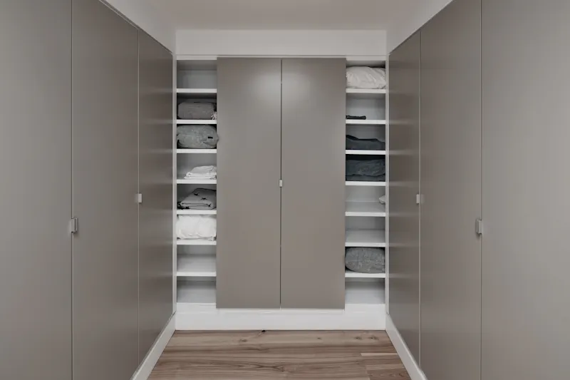 Dressing room at Award winning Harkstead house, K458 (photo 29)