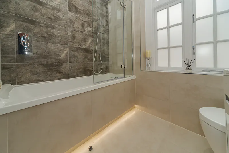Bath at Elegant Buntingford apartment, F1207 (photo 19)