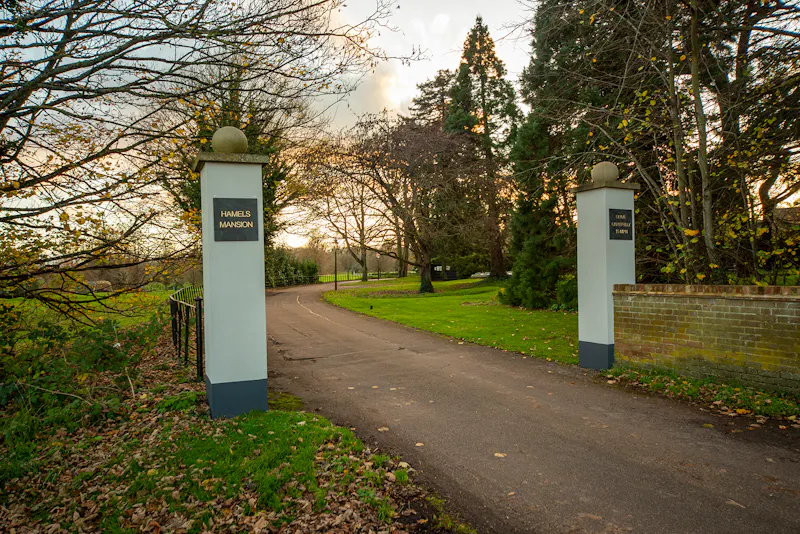 Driveway at Elegant Buntingford apartment, F1207 (photo 33)
