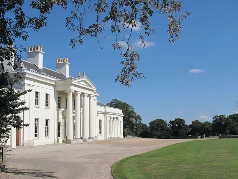 Driveway at Neo-Classical Chelmsford villa, A1541 (photo 22)
