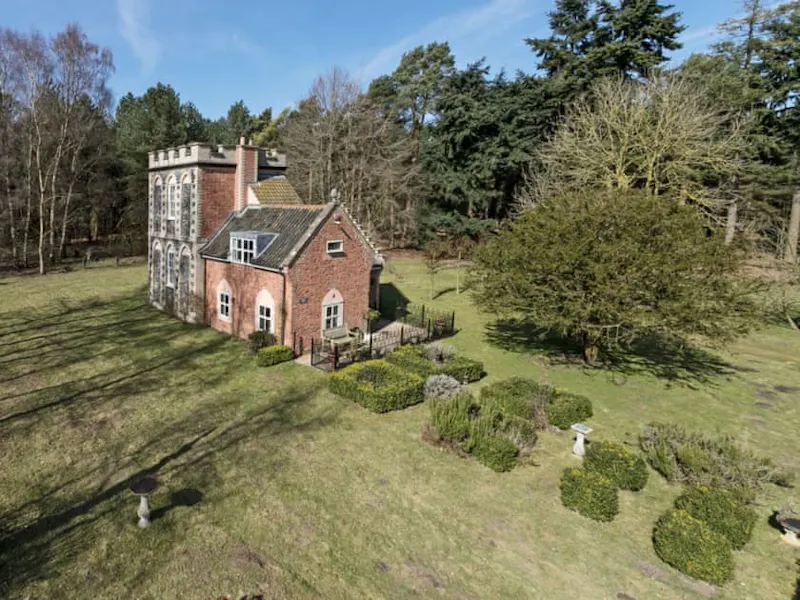 Garden at Gothic Hilborough hunting lodge, G316 (photo 17)