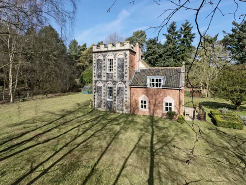 Gothic Hilborough hunting lodge, G316