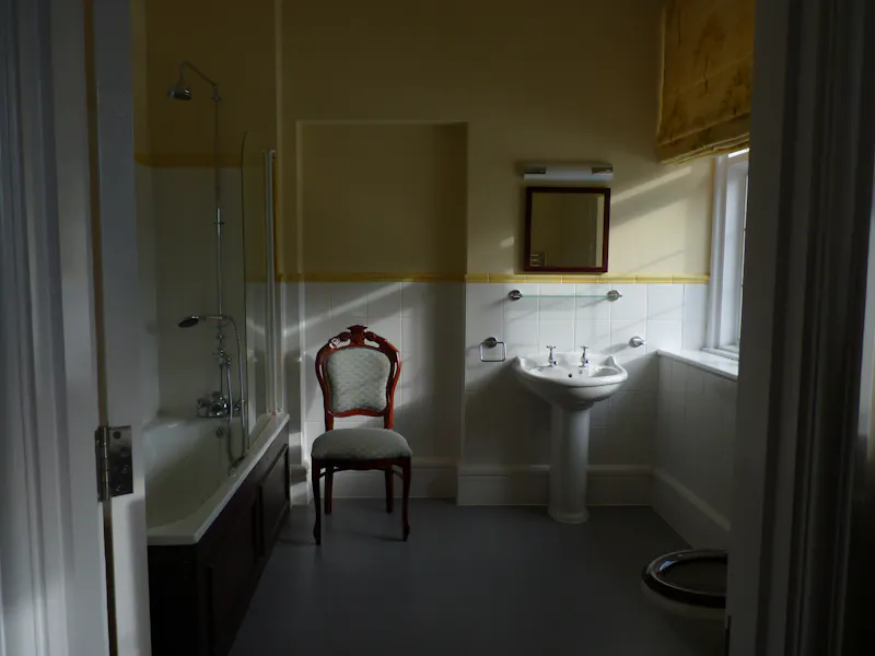 Bath at Guildford country house, B1902 (photo 13)