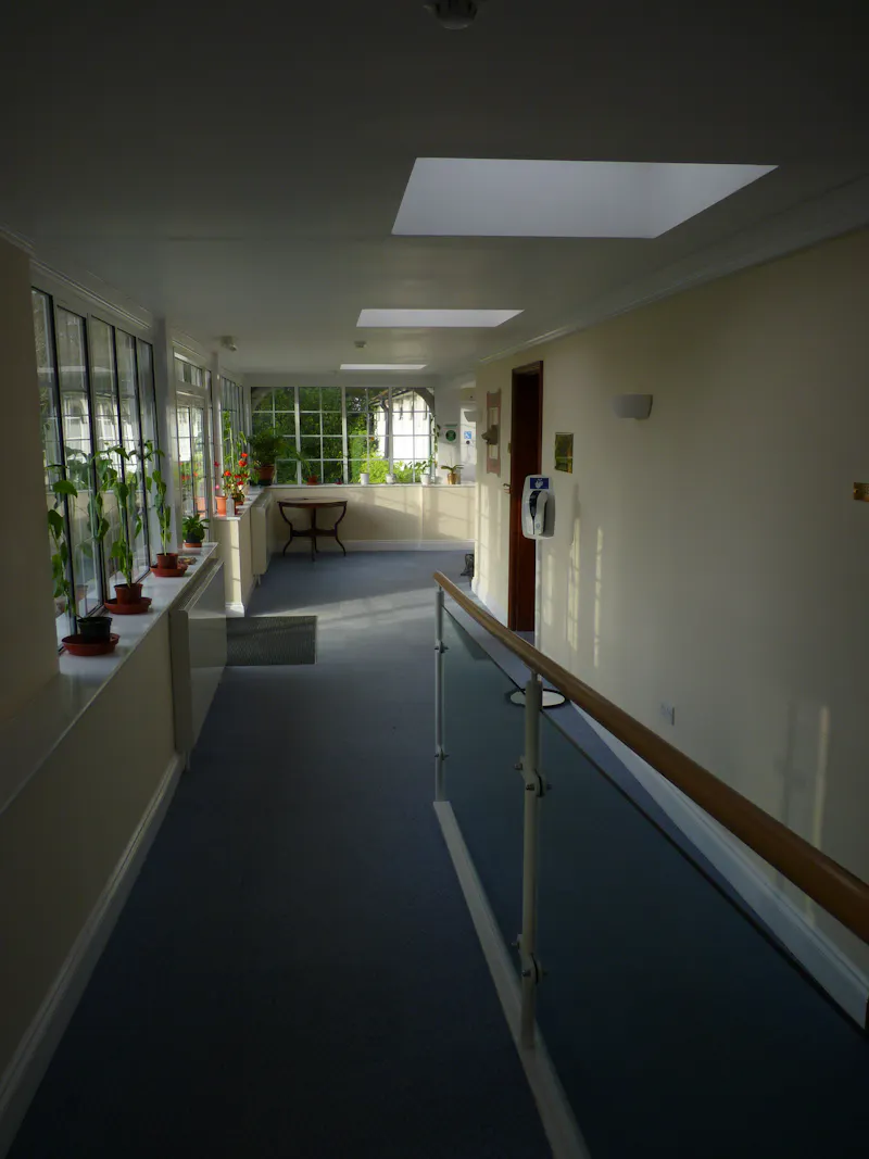 Corridor at Guildford country house, B1902 (photo 17)