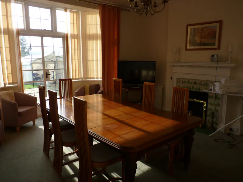 Dining room at Guildford country house, B1902 (photo 7)