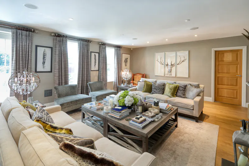 Living Room at Luxury Kingston house, D2480 (photo 6)