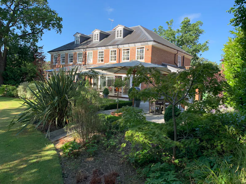 Garden at Luxury Kingston house, D2480 (photo 22)