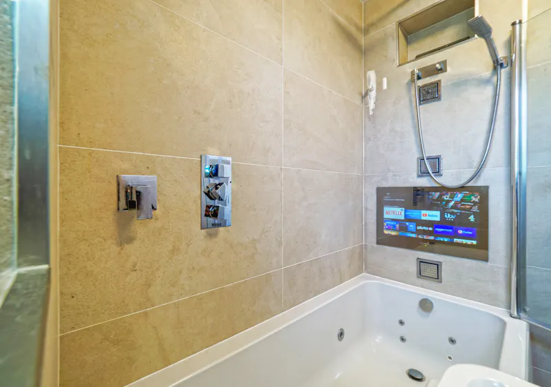Jacuzzi at Modern Victorian Apartment, B1907 (photo 11)