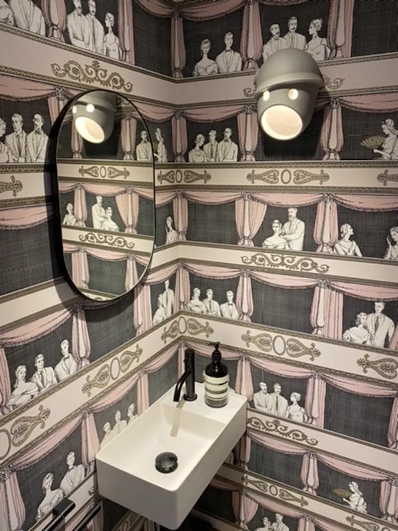 Wallpaper at 1930's refurb in Belsize Park, D2481 (photo 8)
