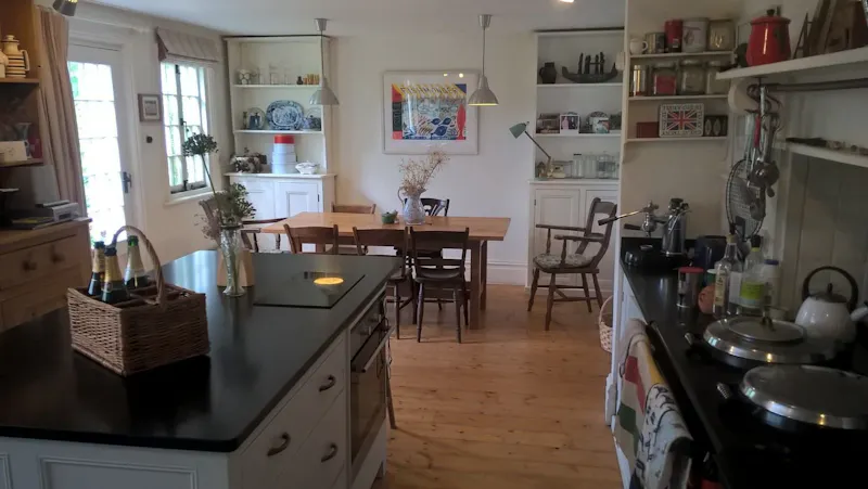Kitchen island at New Forest country house, A1543 (photo 5)