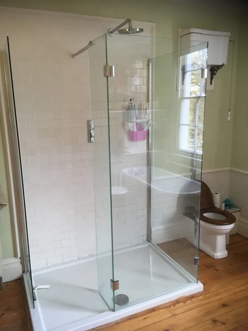Shower at New Forest country house, A1543 (photo 17)