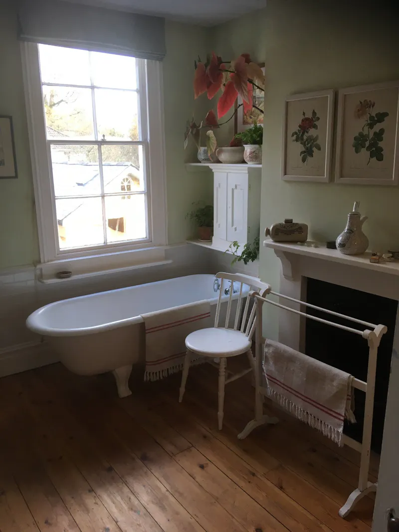 Bathroom at New Forest country house, A1543 (photo 16)
