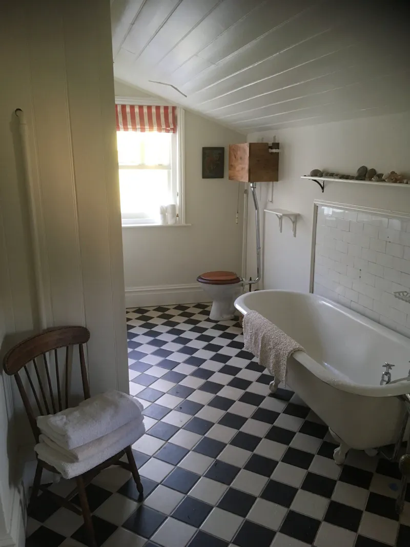 Bath - rolltop at New Forest country house, A1543 (photo 9)