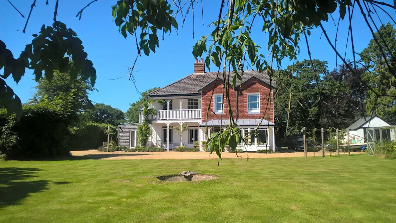 Garden at New Forest country house, A1543 (photo 1)