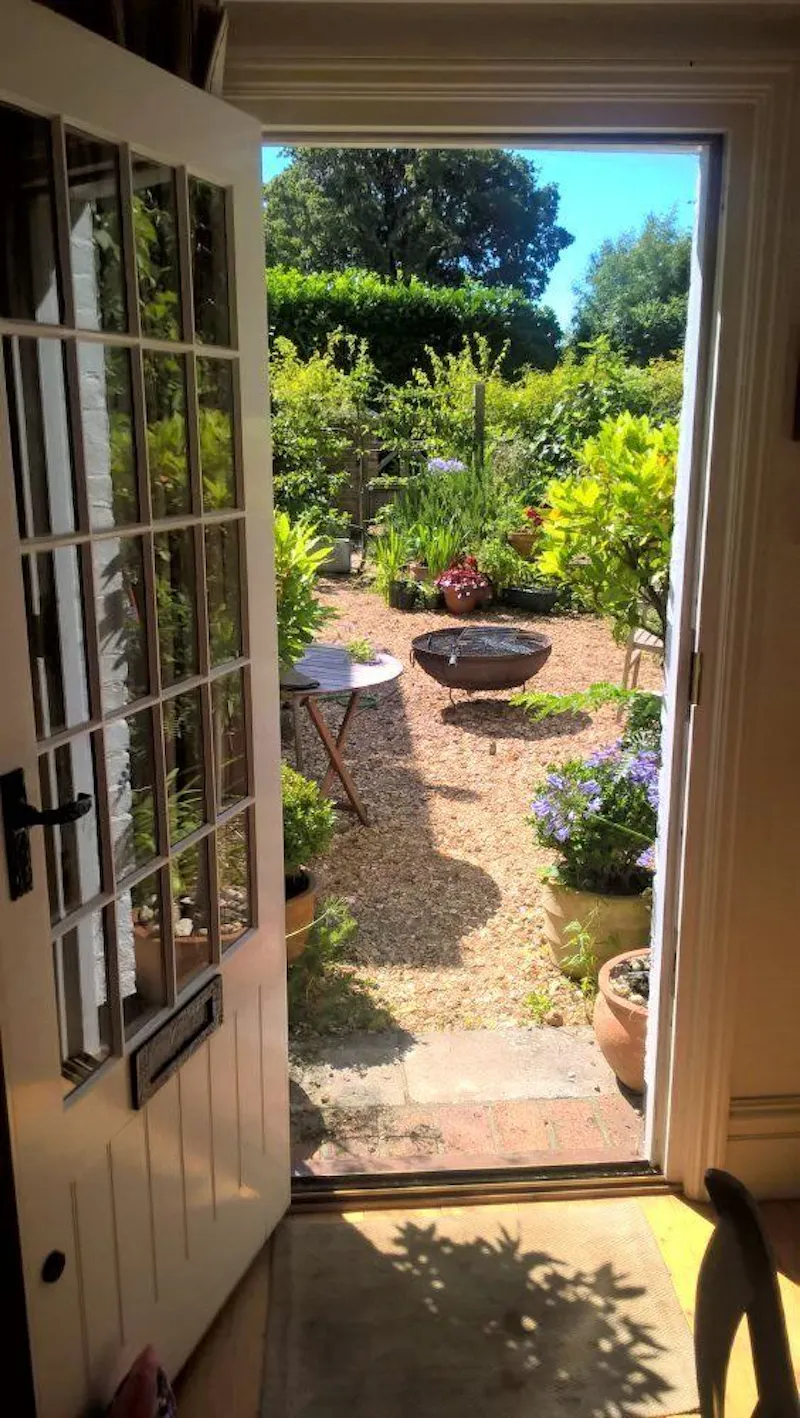 Courtyard at New Forest country house, A1543 (photo 20)