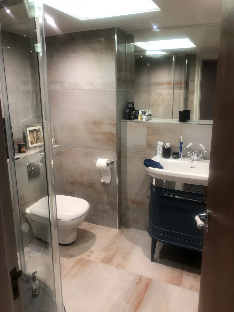 Bathroom at Stylish Tanworth apartment , F1206 (photo 17)