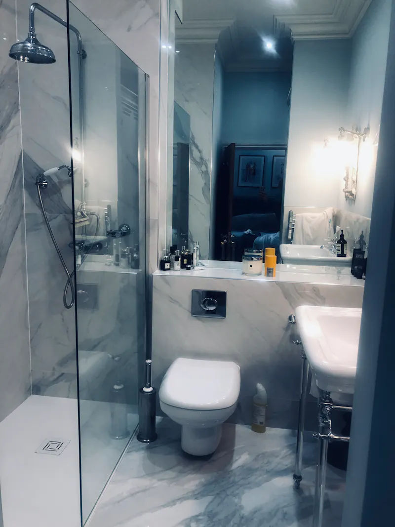 Bathroom at Stylish Tanworth apartment , F1206 (photo 18)