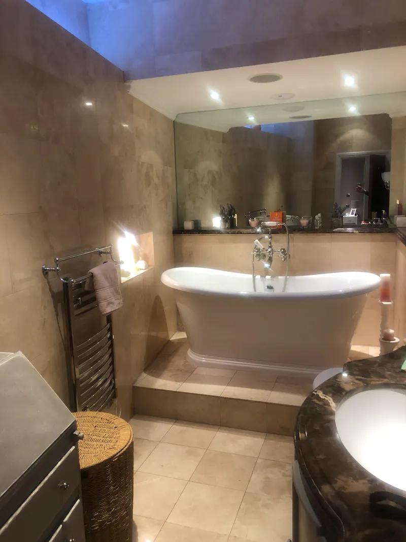 Bath - rolltop at Stylish Tanworth apartment , F1206 (photo 16)