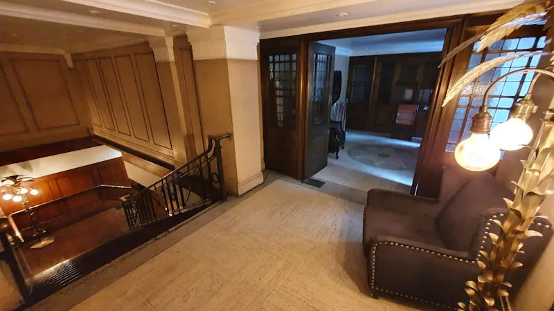Entrance hall at Art deco ballroom in Holborn, P590 (photo 3)