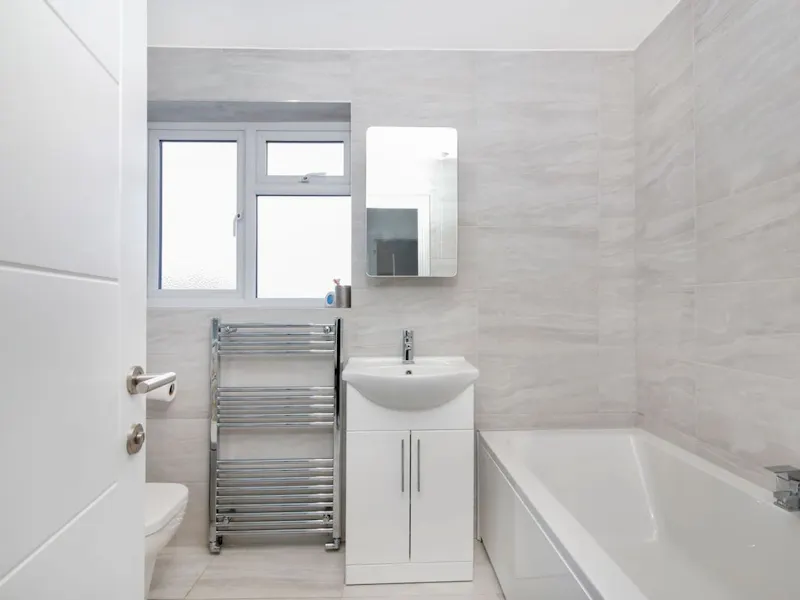 Bath at Neutral modern semi in Sidcup, D2536 (photo 15)