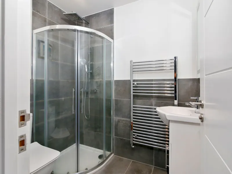 Shower at Neutral modern semi in Sidcup, D2536 (photo 14)