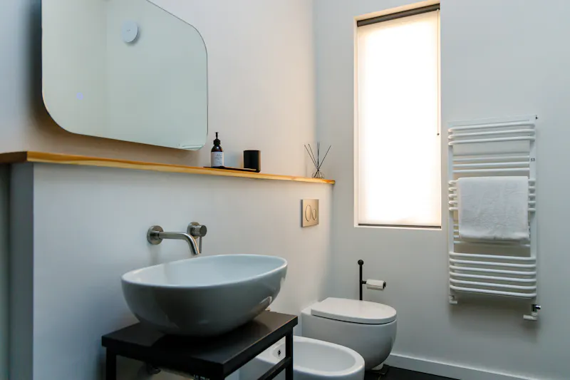 Bathroom at Country bungalow in Lewes, D2535 (photo 12)