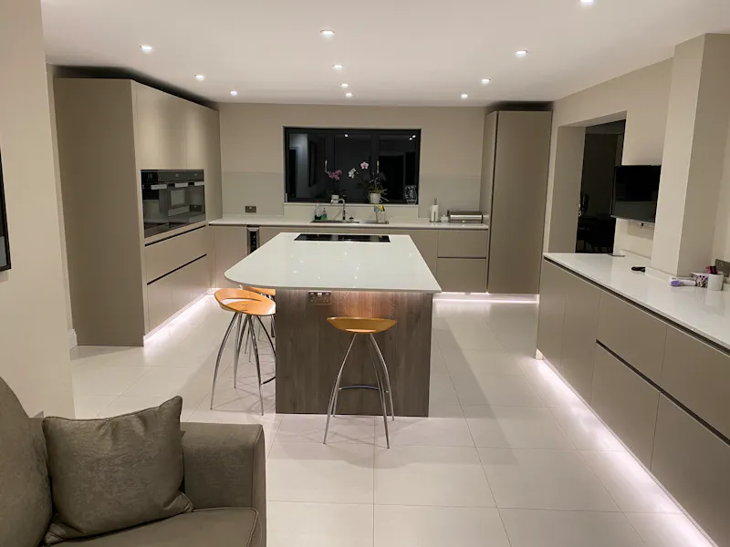 Floor - tiled at Contemporary Sunningdale house, K461 (photo 5)