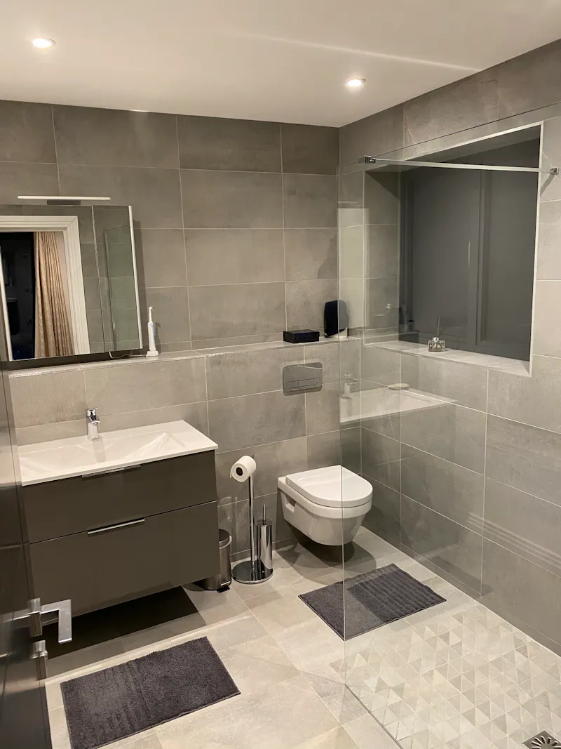 Bathroom at Contemporary Sunningdale house, K461 (photo 15)