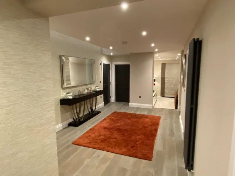 Entrance hall at Contemporary Sunningdale house, K461 (photo 3)