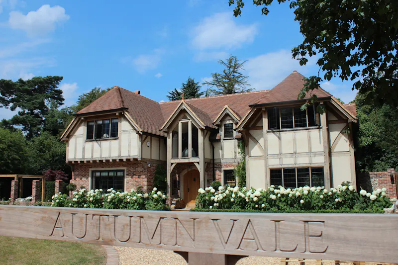 Gate at Modern Woldingham house, D2494 (photo 1)