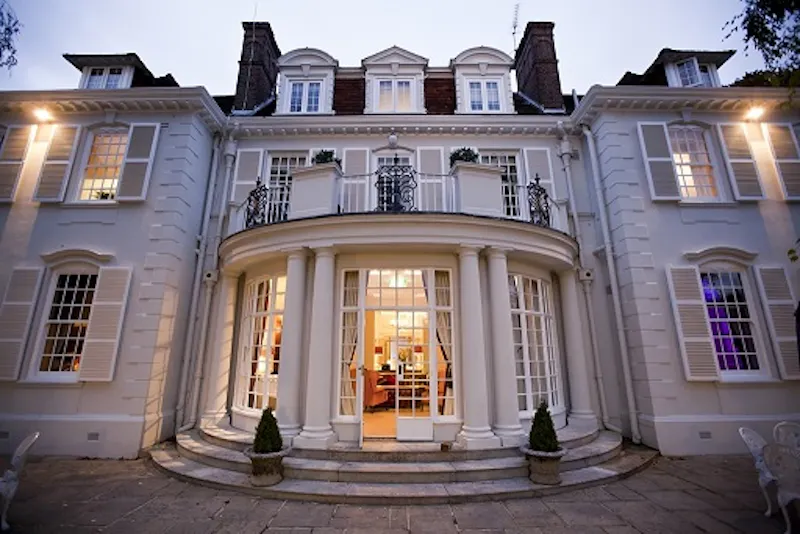 Luxe mansion hotel Woking, R847 (photo 1)