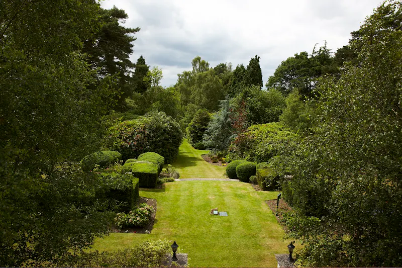 Garden at Luxe mansion hotel Woking, R847 (photo 26)