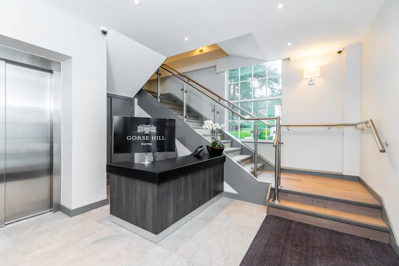 Staircase at Luxe mansion hotel Woking, R847 (photo 2)