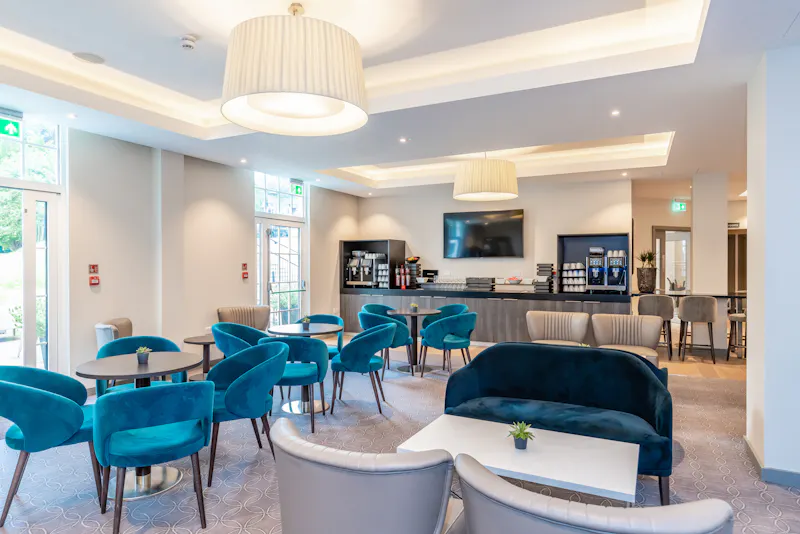 Dining room at Luxe mansion hotel Woking, R847 (photo 6)