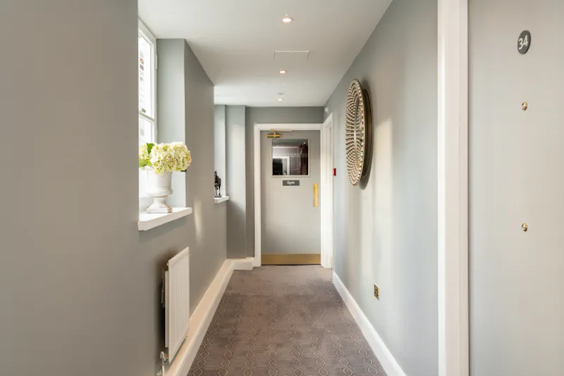 Corridor at Luxe mansion hotel Woking, R847 (photo 15)