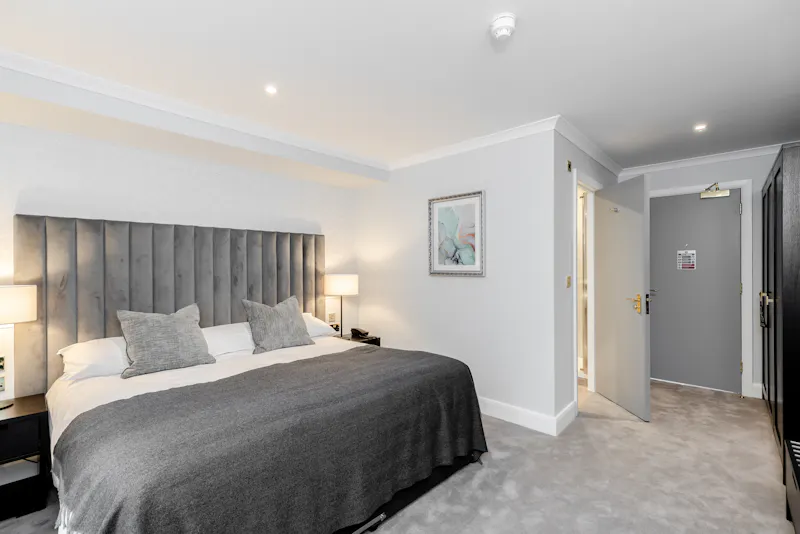 Bedroom at Luxe mansion hotel Woking, R847 (photo 17)